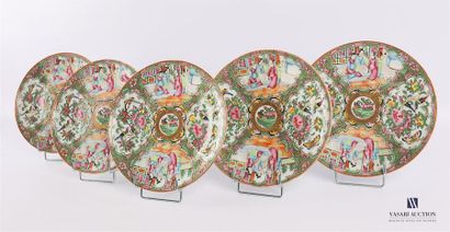 null CHINA - CANTON
Suite of five white porcelain plates treated in polychrome and...