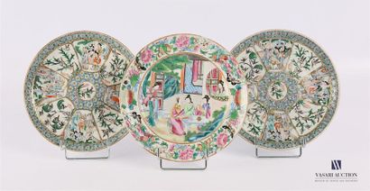 null CHINA - CANTON
Three plates, one pair in white porcelain treated in polychrome...