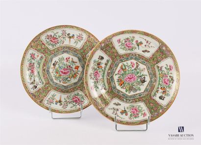 null CHINA - CANTON
Pair of white porcelain plates treated in polychrome on a background...
