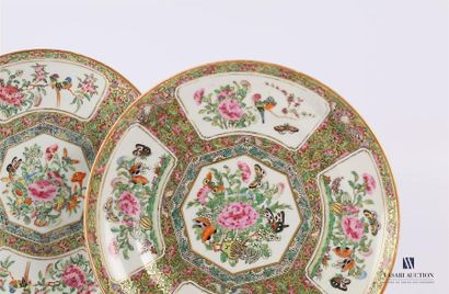 null CHINA - CANTON
Pair of white porcelain plates treated in polychrome on a background...