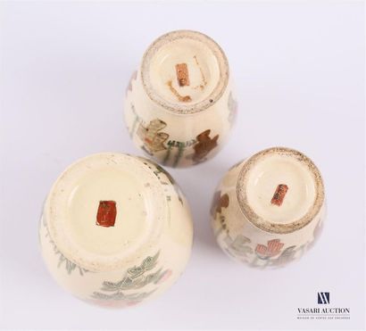 null JAPAN - SATSUMA
Set of three miniature vases including a pair in polychrome...