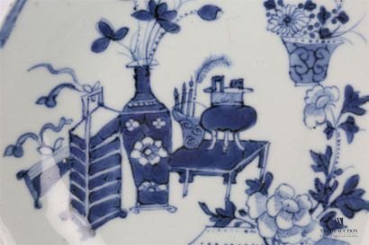 null CHINE 
Assiette creuse en porcelaine bleu blanc à décor d'objets et mobiliers...