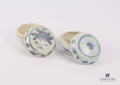 null CHINE
Deux pots couverts à onguents en porcelaine à décor bleu blanc d'une rosace...