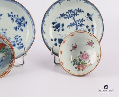 null CHINE
Deux sorbets et deux soucoupes en porcelaine la paroi extérieure à fond...