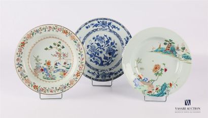 null CHINA - INDIAN COMPANY
Lot comprising three hollow porcelain plates treated...