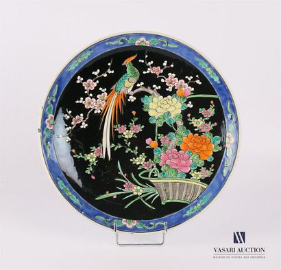 null CHINA A white porcelain
dish treated in polychrome with a black background depicting...