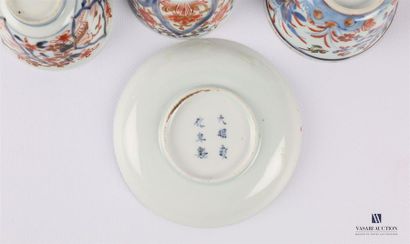null CHINA - IMARI
Lot including two bowls, three sorbets and three white porcelain...