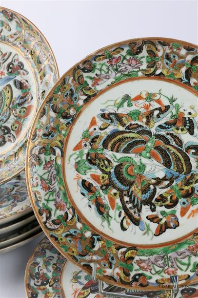 null CHINA - CANTON
Lot of twelve plates including three table plates, five hollow...