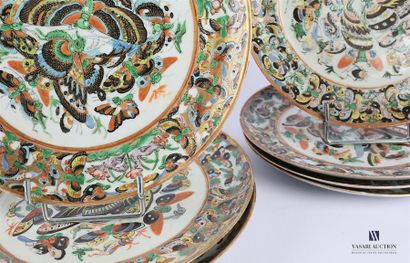null CHINA - CANTON
Lot of twelve plates including three table plates, five hollow...