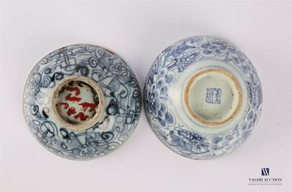 null CHINE
Deux coupes en porcelaine à décor bleu blanc de feuillages et fleurs.
Marque...