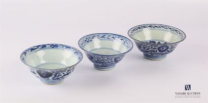 null CHINE
Trois bols en porcelaine bleu blanc posant sur un talon orné de filet,...