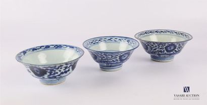 null CHINE
Trois bols en porcelaine bleu blanc posant sur un talon orné de filet,...