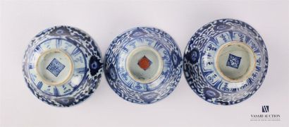 null CHINE
Trois bols en porcelaine bleu blanc posant sur un talon orné de filet,...