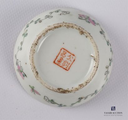 null CHINA
Four round porcelain ointment boxes with polychrome enamel decoration,...