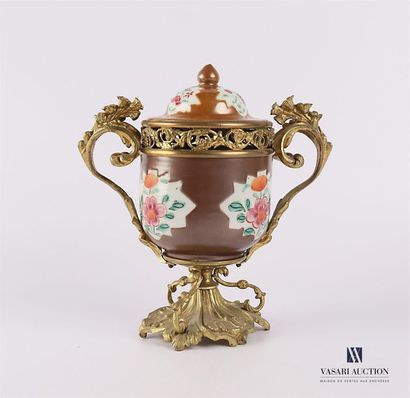 null CHINA
Covered porcelain pot with polychrome peony decoration in reserves on...