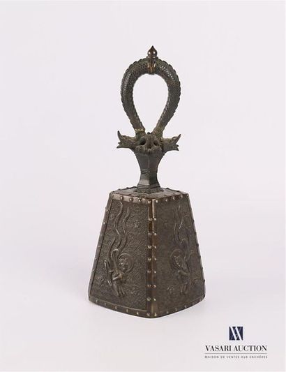 null JAPAN
Bronze bell of losanitary shape decorated with characters praying, the...