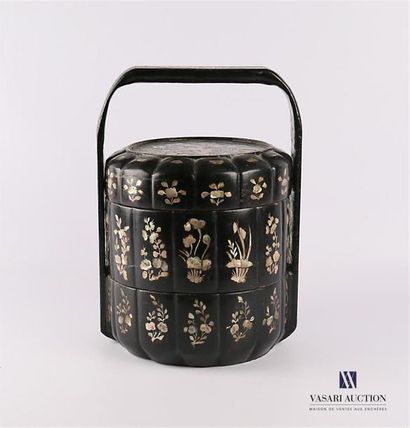 null CHINA
Food box in black lacquer inlaid with mother-of-pearl and decorated with...