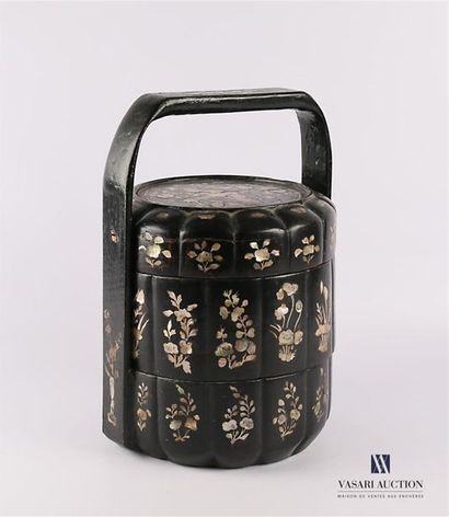 null CHINA
Food box in black lacquer inlaid with mother-of-pearl and decorated with...