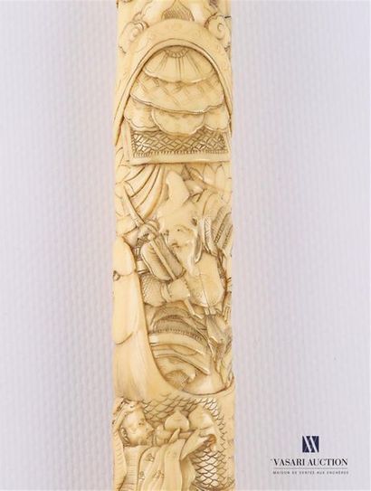 null JAPAN
Deer antler carved with a scene decoration of an offering made to a samurai...