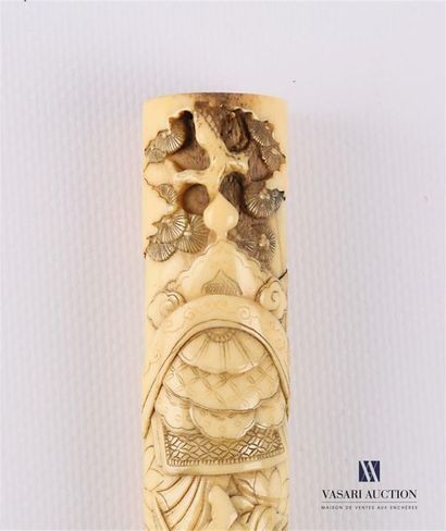 null JAPAN
Deer antler carved with a scene decoration of an offering made to a samurai...
