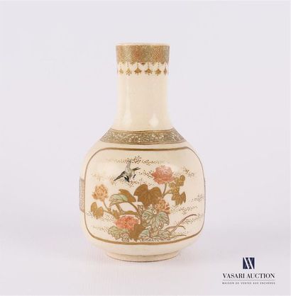 null JAPAN - SATSUMA
Porcelain vase with a creamy base treated in polychrome and...