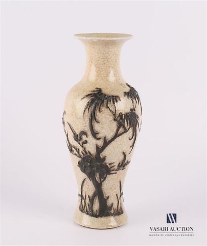 null CHINA - NANKIN
Vase in cracked beige enamelled porcelain with surface decoration...