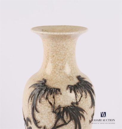 null CHINA - NANKIN
Vase in cracked beige enamelled porcelain with surface decoration...