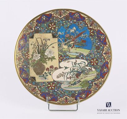 null JAPAN
Flat on a small pedestal in polychrome partitioned enamels decorated with...