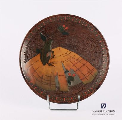 null JAPAN
Plate in polychrome partitioned enamels, the basin decorated with a frog...