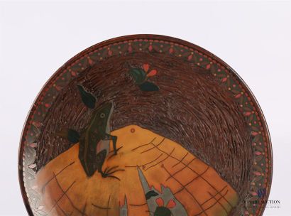 null JAPAN
Plate in polychrome partitioned enamels, the basin decorated with a frog...
