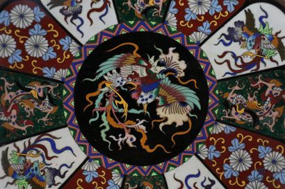 null JAPAN
Pair of polylobed dishes in partitioned enamels decorated with a phoenix...