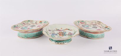 null CHINA
Set including a pair of polylobed mounted bowls in white porcelain treated...