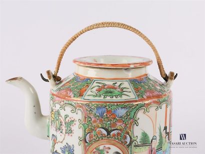 null CHINA - CANTON Enamelled porcelain
teapot decorated with cartouches depicting...