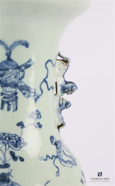 null CHINE
Potiche en porcelaine blanc et bleu à décor d'ustensiles et mobiliers...