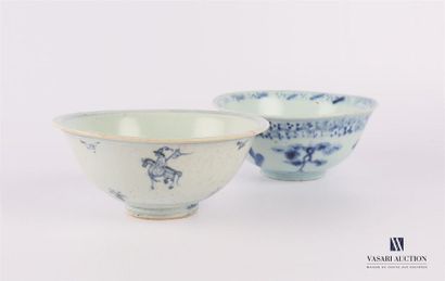 null CHINE
Deux bols en porcelaine à décor bleu blanc le premier craquelé à décor...