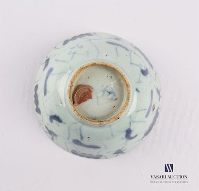 null CHINA
Porcelain bowl with blue-white decoration of free shapes on the belly,...