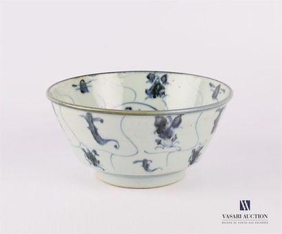 null CHINE
Bol en porcelaine à décor bleu blanc de jetées de fleurs stylisées dans...
