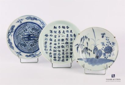 null CHINE
Trois assiettes en porcelaine à décor bleu blanc, la première à décor...