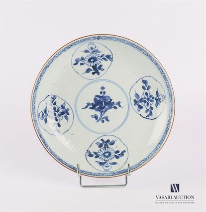 null CHINE
Assiette creuse en porcelaine à décor blanc bleu, de fleurs dans des réserves...