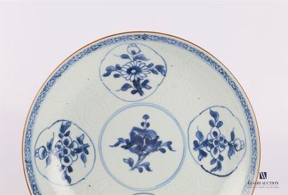 null CHINE
Assiette creuse en porcelaine à décor blanc bleu, de fleurs dans des réserves...