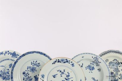 null CHINA
Five table plates, two of which are hollow with white blue bird decoration...