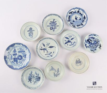 null CHINE
Lot de dix coupelles en porcelaine à décor blanc bleu de feuillages, crabe,...