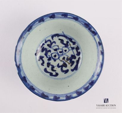 null CHINA
Flared porcelain bowl with blue white decoration and stylized floral motifs...