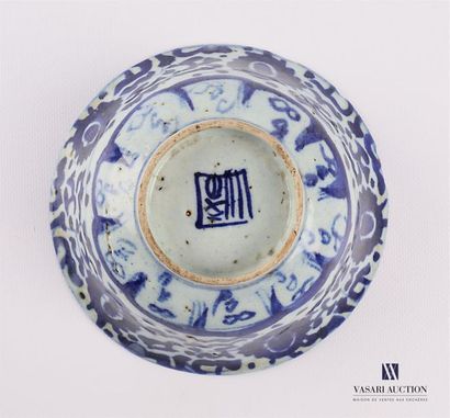 null CHINE
Bol de forme évasée en porcelaine à décor blanc bleu de motifs floraux...
