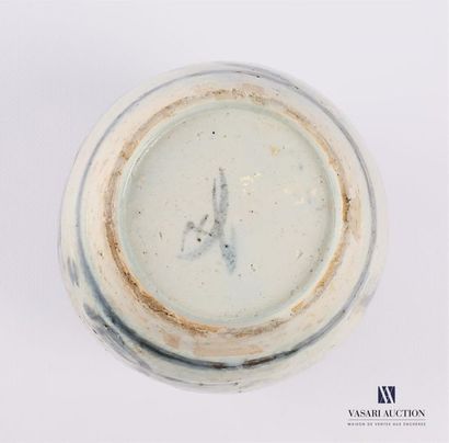 null CHINE 
Pot à gingembre en porcelaine à décor blanc bleu d'un paysage lacustre...