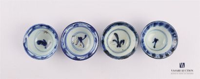 null CHINE 
Suite de quatre tasses en porcelaine à décor blanc bleu de fleurs stylisées...