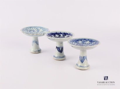 null CHINE
Ensemble de trois petites coupes montées en porcelaine àdécor blanc bleu...