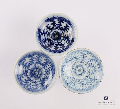 null CHINA
Set of three small bowls mounted in porcelain with a white blue decoration...