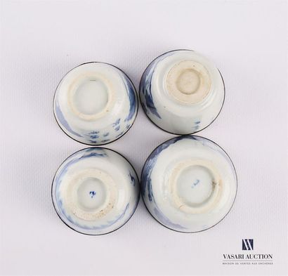 null CHINE 
Ensemble de quatre tasses en porcelaine à décor blanc bleu d'oiseau branché...