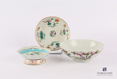 null CHINA 
Set including a cup, a mounted cup, the corolla rim and a porcelain bowl...